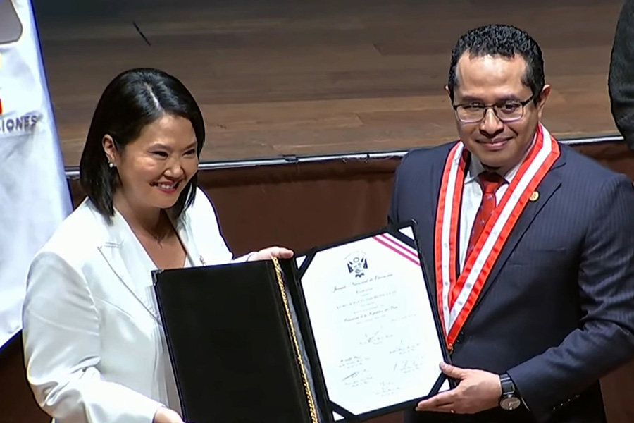 Keiko Fujimori recibe credenciales como presidenta electa de la República